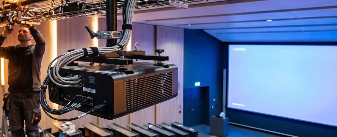 Ile lumenów naprawdę potrzebuje projektor w sali konferencyjnej i auli