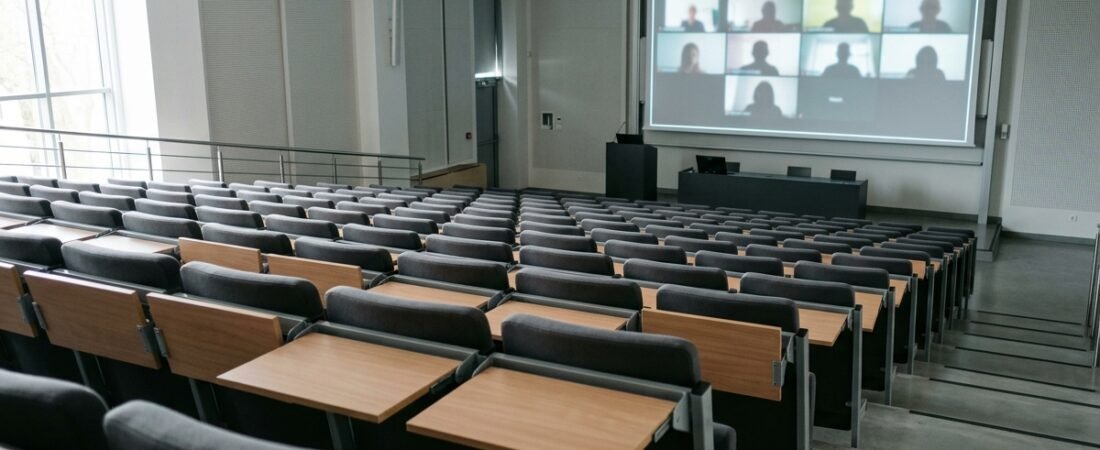 Jak opisać salę do zajęć hybrydowych w OPZ, żeby zdalni słyszeli pytania z sali